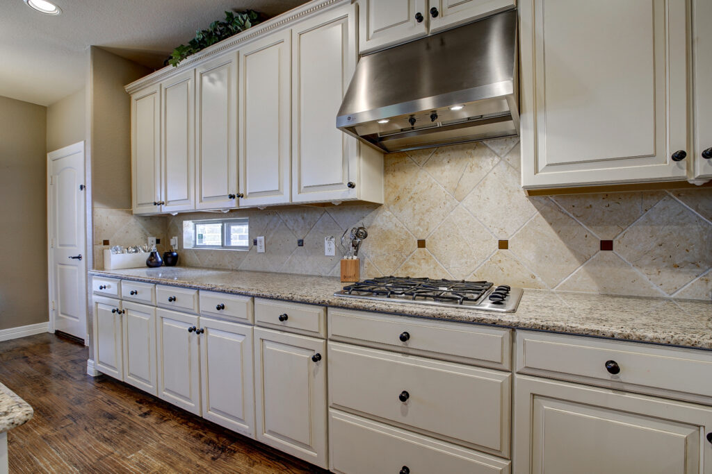 Gas cooktop and range hood with upper and lower cabinets